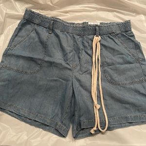 Brand new shorts XL   Never worn still has tag